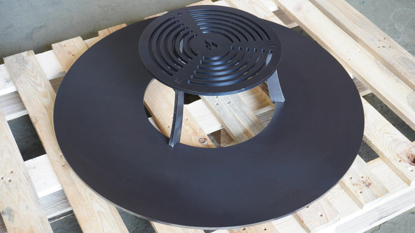 PREMIUM SET Feuerplatte Black Forest Steel 700mm + Grilleinsatz mit Anhebung - 8mm + KOSTENLOSER VERSAND - Hot-tabledance