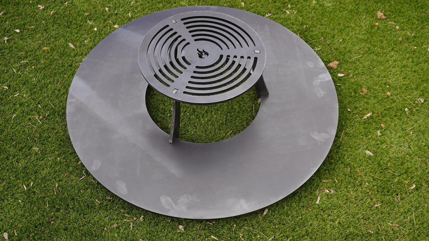 PREMIUM SET Feuerplatte Black Forest Steel 700mm + Grilleinsatz mit Anhebung - 8mm + KOSTENLOSER VERSAND - Hot-tabledance