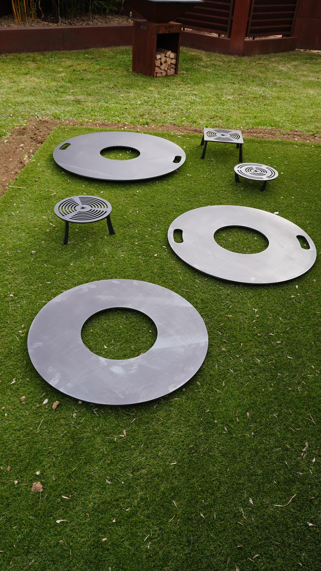 Feuerplatte Black Forest Steel 980mm + Grilleinsatz mit Anhebung - 8mm