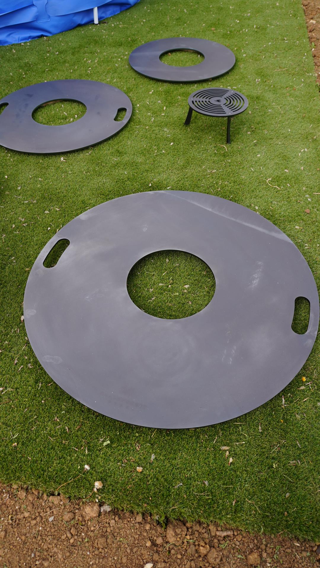PREMIUM SET Feuerplatte Black Forest Steel 700mm + Grilleinsatz mit Anhebung - 8mm + KOSTENLOSER VERSAND - Hot-tabledance
