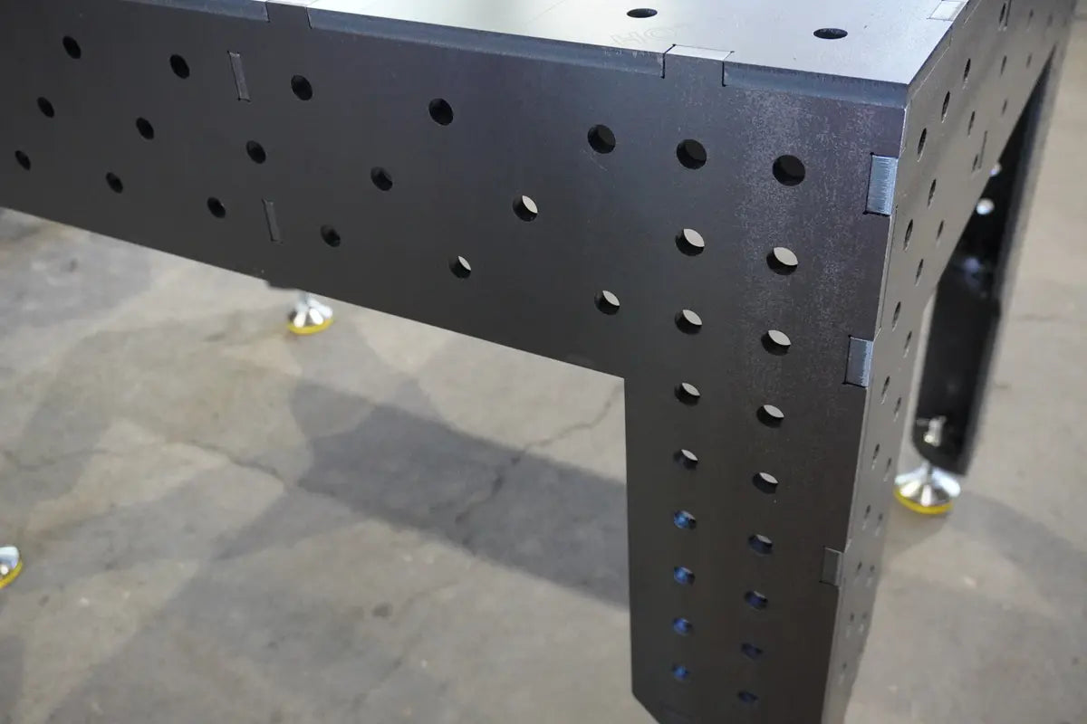 Detail der Seitenwand am 3D Schweisstisch PREMIUM D16 mit System-16-Bohrungen
