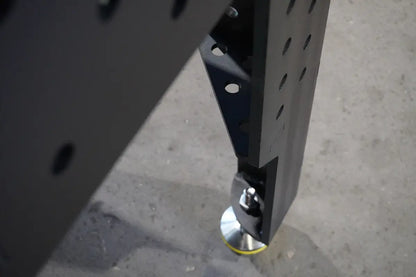 Detailaufnahme von Tischbein und Stellfuss am 3D Schweisstisch PREMIUM D16