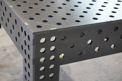 Eckansicht des 3D Schweisstischs PREMIUM D28 mit System-28-Bohrungen an den Seitenflächen