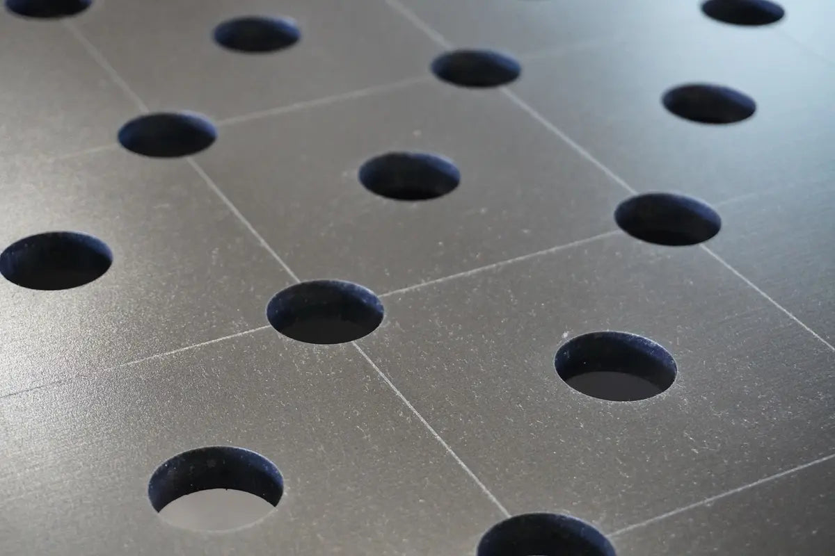 Detailaufnahme der Premium-Oberfläche mit präzisem Lochraster beim 3D Schweisstisch PREMIUM D28