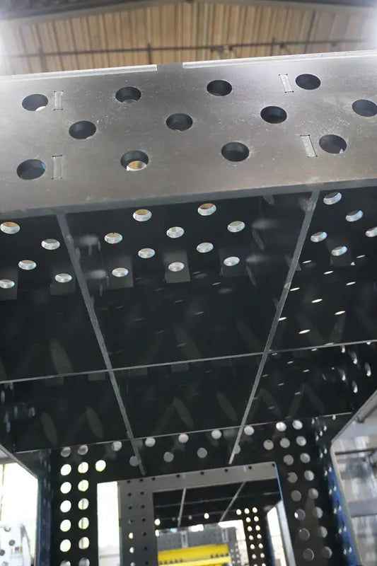 Unteransicht des 3D Schweisstischs PREMIUM D28 mit 8 mm Tischverstrebung und System-28-Lochbild