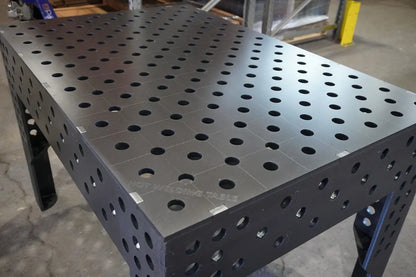 Detailansicht der 12 mm Tischplatte mit 100 × 100 mm Diagonal-Lochraster beim PREMIUM D28 Schweisstisch
