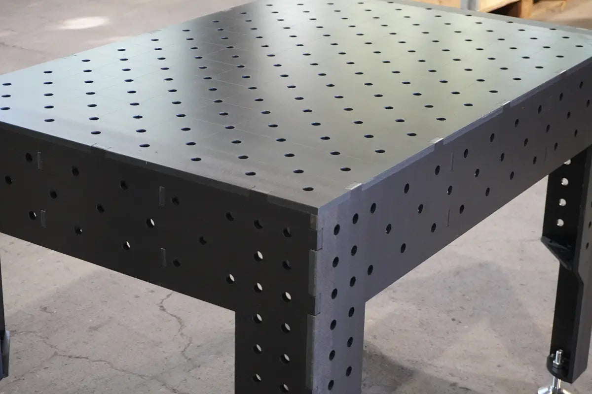 Detailansicht der 12 mm Tischplatte mit diagonalem Lochraster beim PREMIUM D16 Schweisstisch