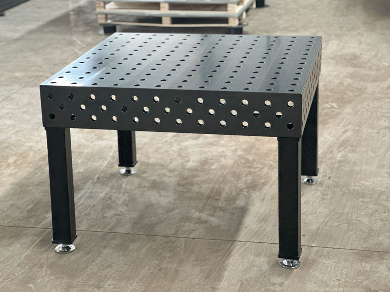 PROFI D28 Schweisstisch 1200 × 1200 mm, plasmanitriert – Schrägansicht des einzelnen Tisches in der Werkstatt