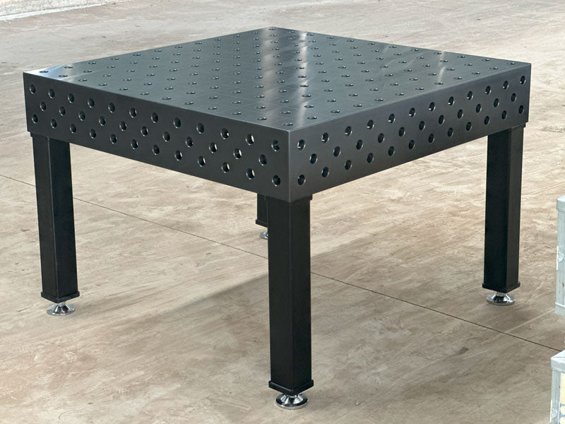 PROFI D28 Schweisstisch 1200 × 1200 mm, plasmanitriert – Gesamtansicht von Platte und vier Tischbeinen in der Werkstatt