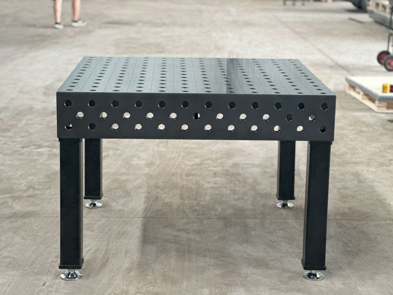 PROFI D28 Schweisstisch 1200 × 1200 mm, plasmanitriert – Frontansicht des einzelnen Tisches in der Werkstatt