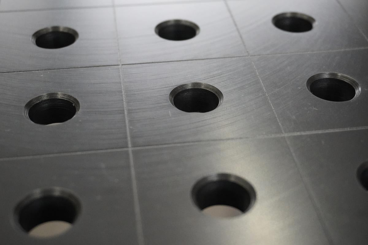 3D Schweißtisch PROFI D16 – 1200 × 1200 × 100 mm | 12 mm plasmanitriert