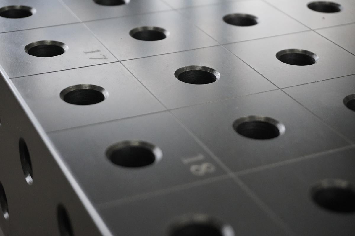 3D Schweißtisch PROFI D16 – 1200 × 1200 × 100 mm | 12 mm plasmanitriert