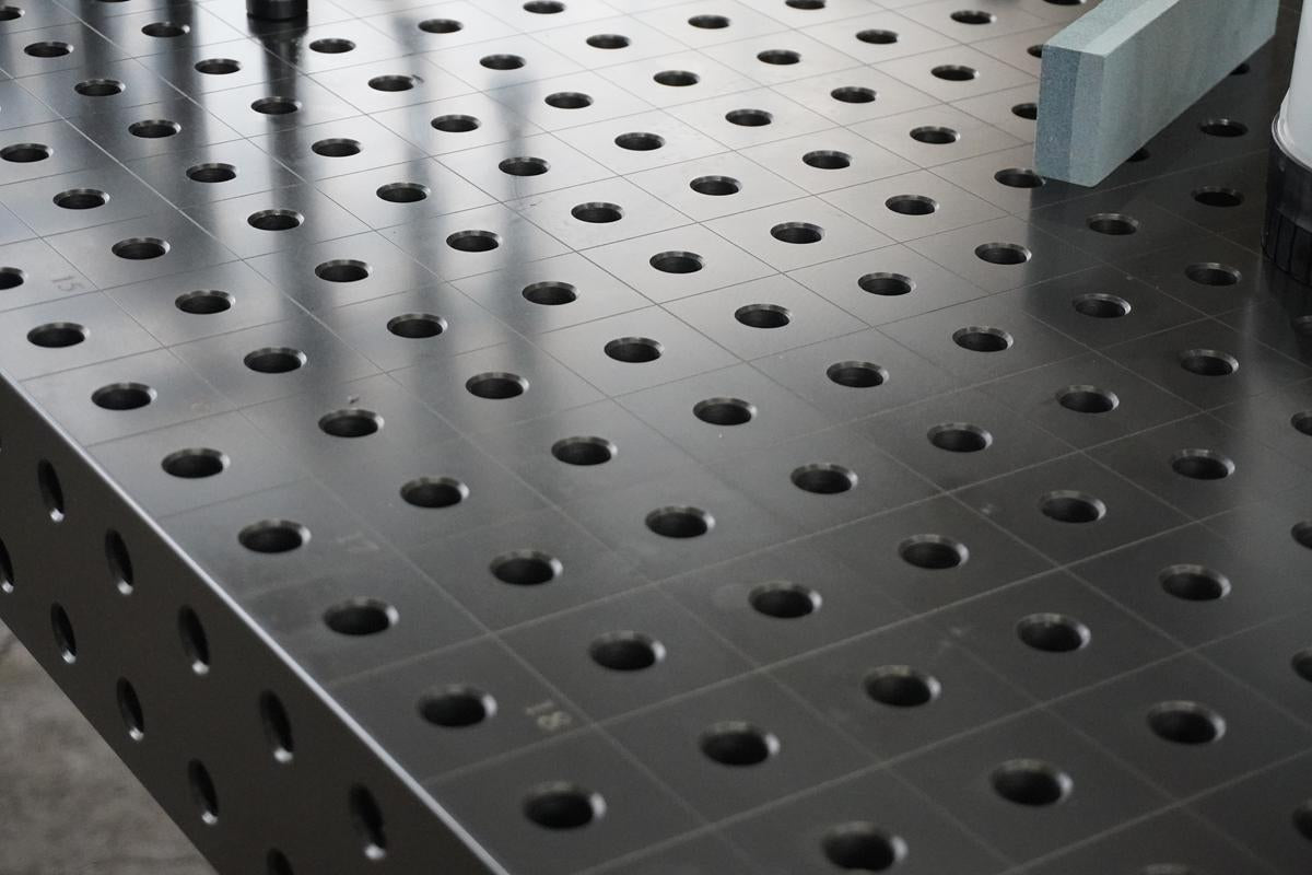 3D Schweißtisch PROFI D16 – 1200 × 1200 × 100 mm | 12 mm plasmanitriert