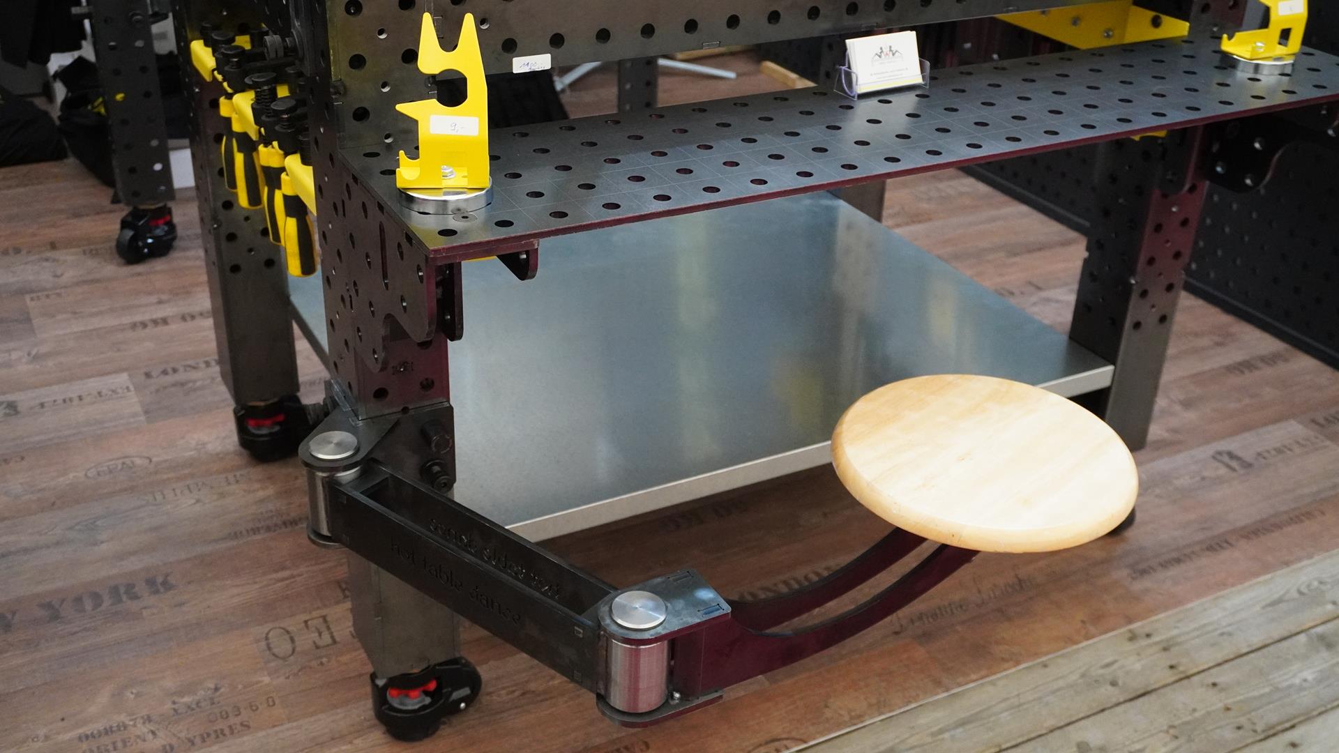 Schwebehocker| Arbeitshocker für Schweißtisch